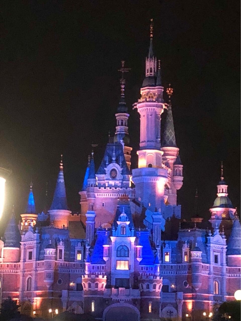 抖音迪士尼烟花背景图 迪士尼城堡夜晚背景图 微信迪士尼烟花背景图高清